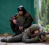 Ukrainian soldiers take positions in downtown Kyiv, Ukraine, Friday, Feb. 25, 2022. Emilio Morenatti/AP Photo.