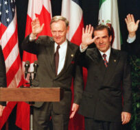 MIAMI, Fla., Dec.11--USA President Bill Clinton, left,watches as Prime Minister Jean Chretien, the President of Chile, Eduardo Frei Jr. and the President of Mexico, Ernesto Zedillo are waving, after Chile was invited to join NAFTA, at the end of the Summit of the Americas. Jacques Boissinot/CP Photo.