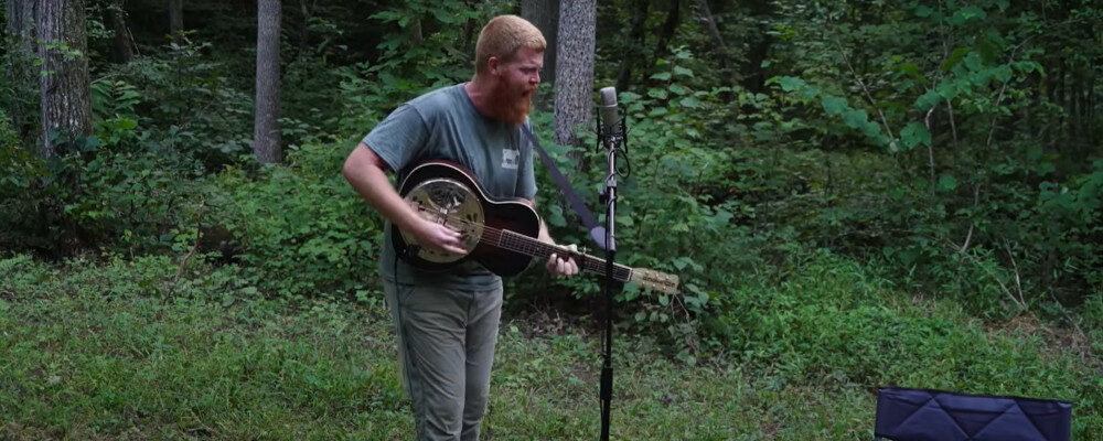 A still of Oliver Anthony singing his viral hit "Rich Men North of Richmond". Credit: radiowv on YouTube.