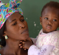 A mother holds her child in Dakar, Senegal on Friday, November 28, 2014. Sean Kilpatrick/The Canadian Press. 