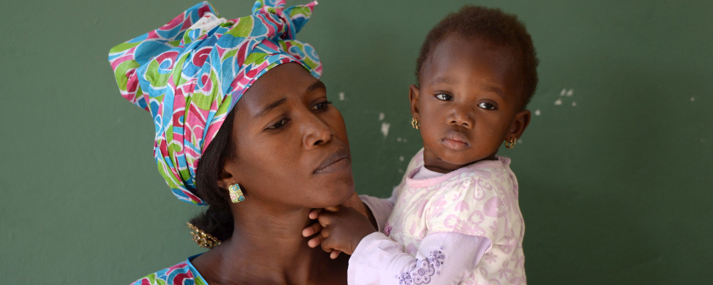 A mother holds her child in Dakar, Senegal on Friday, November 28, 2014. Sean Kilpatrick/The Canadian Press. 