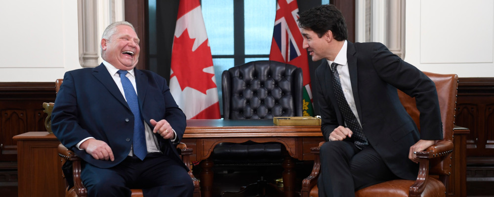 2019 年 11 月 22 日星期五，賈斯汀·特魯多總理和安大略省省長道格·福特在渥太華歡笑。Adrian Wyld/加拿大媒體。
