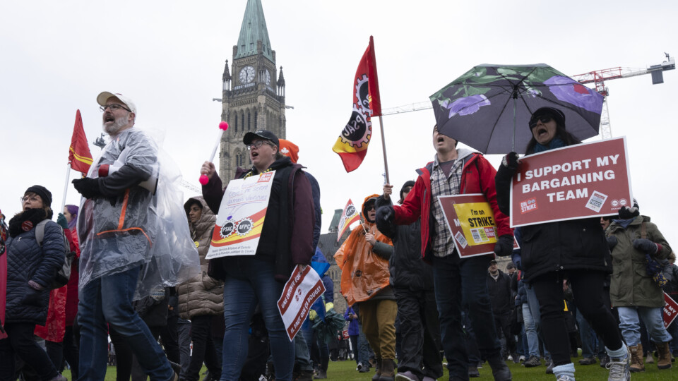 Canadian government employees’ productivity dropped 4 percent below private sector workers in last decade: Study